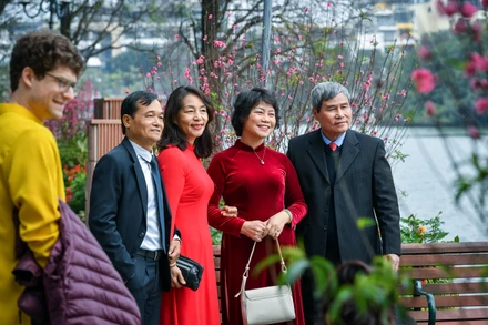 [Ảnh] Người Hà Nội rộn ràng du xuân