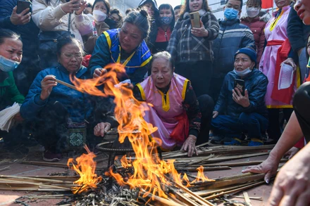 [Ảnh] Làng Thị Cấm rộn ràng thi kéo lửa, thổi cơm