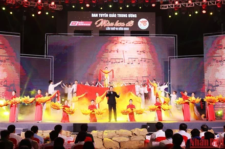 Các tiết mục văn nghệ của Chương trình “Màu hoa đỏ”.