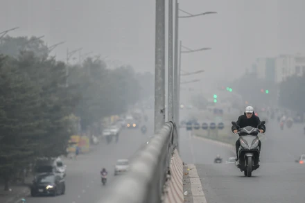 [Ảnh] Thành phố Hà Nội mù sương do ô nhiễm không khí ngày cuối năm