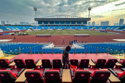 [Ảnh] Tình nguyện viên khẩn trương vệ sinh "thay áo mới" cho sân Mỹ Đình