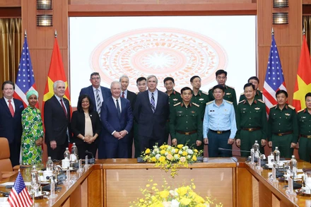 Đại tướng Phan Văn Giang và Thượng Nghị sĩ Jeff Merkley chụp ảnh cùng các đại biểu. 