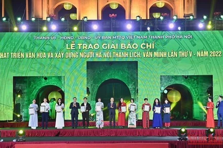 Ban tổ chức trao giải C cho các tác giả, nhóm tác giả đoạt giải. (Ảnh DUY LINH)