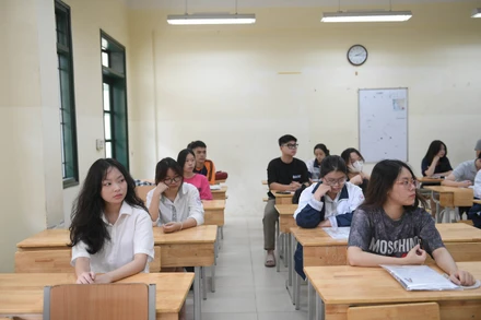 Các thí sinh làm thủ tục tại Hà Nội. (Ảnh: TRUNG HIẾU)