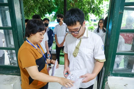 [Ảnh] Hơn 105.000 thí sinh Hà Nội bước vào môn thi Ngữ văn