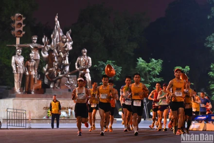 [Ảnh] Độc đáo giải chạy quanh Hà Nội trong đêm