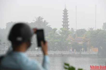 Sương mù bao trùm Hà Nội, mức độ ô nhiễm không khí cao