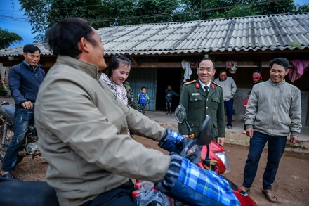 Trung tá Lý A Tung nở nụ cười với những người ngày trước tham gia vụ tụ tập đông người. Hiện tại, tất cả đang đồng lòng xây dựng quê hương.