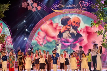 “Ca cảnh Bác Hồ, các thầy cô giáo và học sinh” trong Chương trình Mùa xuân cho em.