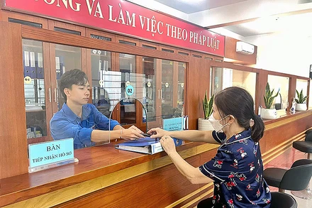 Đoàn viên, thanh niên tình nguyện hỗ trợ người dân xã Dương Xá chuyển đổi số trong giải quyết thủ tục hành chính.