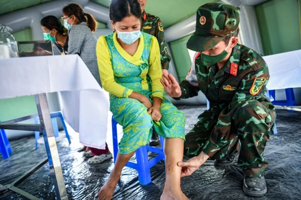 [Ảnh] Những thầy thuốc Quân đội trong vùng tâm chấn Myanmar