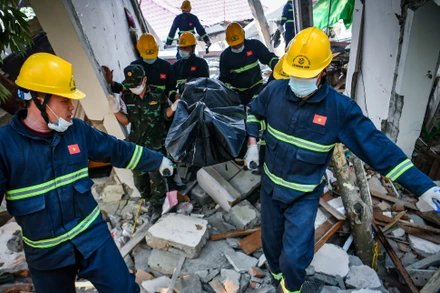 [Ảnh] Người thân nạn nhân vụ động đất ở Myanmar xúc động và biết ơn đoàn cứu nạn, cứu hộ Bộ Quốc phòng Việt Nam