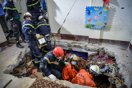 [Ảnh] Nín thở xem lực lượng cứu hộ Bộ Công an đưa thi thể ra khỏi tòa nhà sắp đổ sập