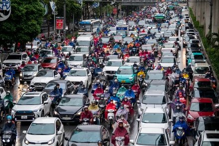 [Ảnh] Hà Nội: Nhiều tuyến phố ùn tắc trong ngày mưa rét đầu tuần