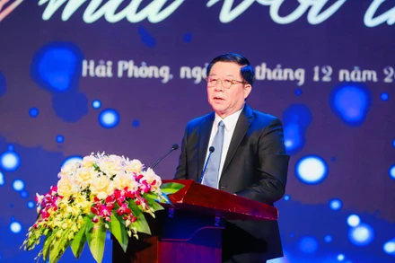 Đồng chí Nguyễn Trọng Nghĩa, Bí thư Trung ương Đảng, Trưởng Ban Tuyên giáo Trung ương phát biểu tại lễ phát động sáng tác các tác phẩm văn học nghệ thuật “Sống mãi với thời gian”.