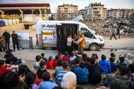 [Ảnh] Chuyến xe múa rối đi xuyên vùng động đất phục vụ "khán giả nhí" tại Thổ Nhĩ Kỳ