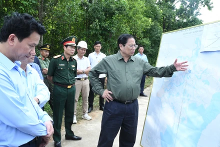 Thủ tướng Phạm Minh Chính đi khảo sát về quy hoạch phát triển các dự án điện gió trên địa bàn tỉnh Kon Tum tại xã Tân Lập, huyện Kon Rẫy. 