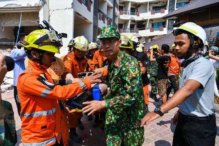 [Ảnh] Nhìn lại những khoảnh khắc ấn tượng của đoàn cứu hộ, cứu nạn Việt Nam tại Myanmar