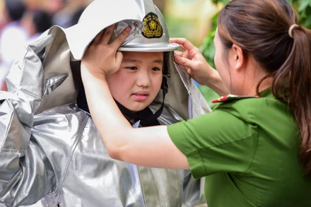 Một ngày làm lính cứu hỏa của trẻ em Hà Nội.