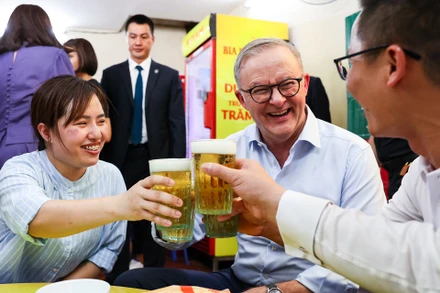 Thủ tướng Australia Anthony Albanese thưởng thức bia hơi Hà Nội cùng người dân địa phương.