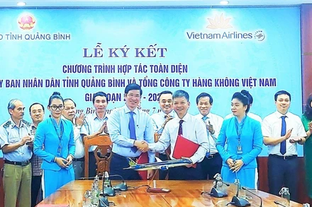 Tỉnh Quảng Bình và Vietnam Airlines ký kết hợp tác cùng phát triển.