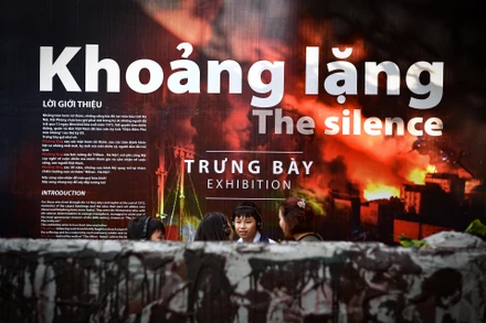 [Ảnh] Người dân Thủ đô và du khách xúc động xem trưng bày "Khoảng lặng"