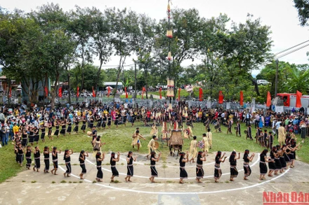 [Ảnh] Liên hoan Cồng chiêng - múa xoang, thi trang phục dân tộc thiểu số dành cho học sinh