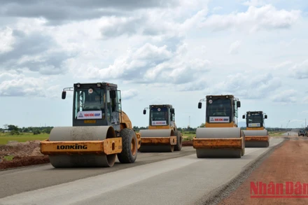 Nhà thầu Gói XL-04 cao tốc đoạn Vĩnh Hảo-Phan Thiết tập trung tối đa nguồn lực, bổ sung máy móc, thiết bị thi công nền, móng mặt đường cao tốc.