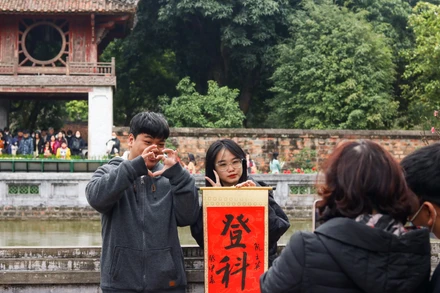 [Ảnh] Người dân Hà Nội rộn ràng đi xin chữ ngày mùng ba Tết