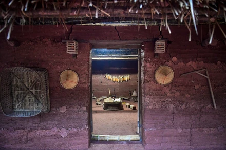 [Ảnh] Ngôi nhà trình tường cuối cùng ở ngã ba biên giới