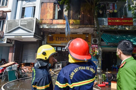 [Ảnh] Kịp thời dập tắt đám cháy tại số nhà 240 Hàng Bông, Hà Nội
