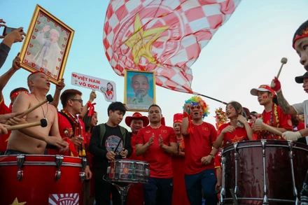 [Ảnh] Cổ động viên khuấy động sân Mỹ Đình trước trận chung kết AFF Cup