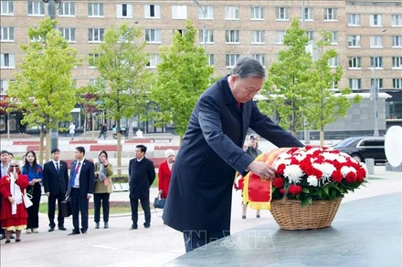 Tổng Bí thư Tô Lâm và Phu nhân cùng đoàn đại biểu cấp cao Việt Nam đến đặt hoa tại Tượng đài Chủ tịch Hồ Chí Minh ở thủ đô Moskva. Ảnh: TTXVN 
