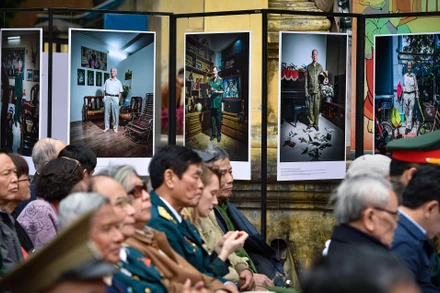 [Ảnh] Khai mạc Triển lãm: “Từ mặt đất đến bầu trời”