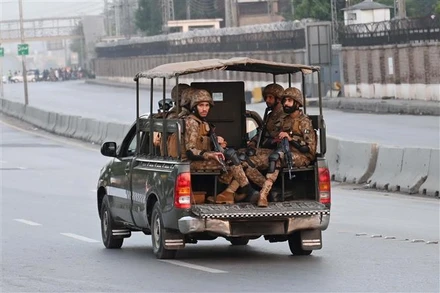 Lực lượng an ninh tuần tra trên tuyến đường dẫn tới căn cứ không quân Nur Khan ở Rawalpindi, Pakistan, sau vụ tấn công bằng tên lửa của Ấn Độ, ngày 10/5/2025. Ảnh: THX/TTXVN