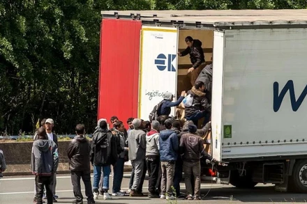 Cảnh sát Bỉ giải cứu 15 người di cư bị mắc kẹt trong xe tải đông lạnh