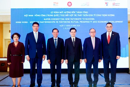 Đồng chí Phan Văn Mãi (thứ ba từ trái qua) đón tiếp ông Lý Gia Siêu và các thành viên trong đoàn