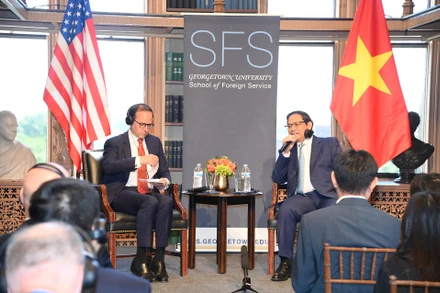 Thủ tướng Phạm Minh Chính trả lời câu hỏi của các thính giả tại phần đối thoại. 