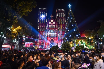 [Ảnh] Người dân Thủ đô rộn ràng đón Giáng sinh 2022