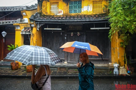 Hình ảnh phố cổ Hội An trước giờ bão Noru đổ bộ