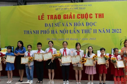 Ban Tổ chức trao giải cho các em học sinh đoạt giải cao tại cuộc thi.
