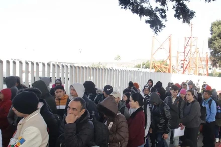 Người di cư tại cửa khẩu ở Tijuana, Mexico. (Ảnh: THX/TTXVN)