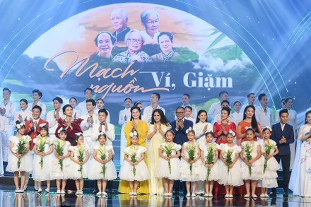 [Ảnh] Đêm nhạc "Mạch nguồn ví, giặm"