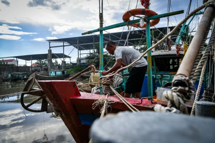 [Video] Ngư dân Quảng Ninh neo đậu tàu thuyền tránh bão Yagi