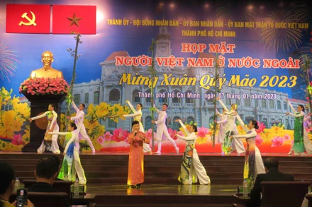 Một tiết mục văn nghệ chào mừng tại buổi họp mặt.