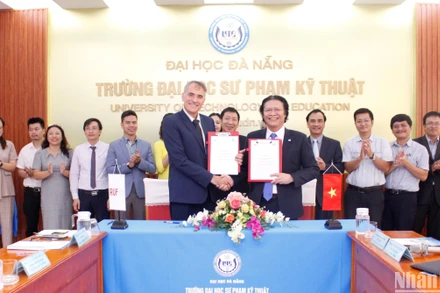 Trung tâm Hướng nghiệp Pháp ngữ (CEF) thuộc Tổ chức Đại học Pháp ngữ (AUF) được đặt tại Trường Đại học Sư phạm Kỹ thuật Đà Nẵng (Đại học Đà Nẵng).