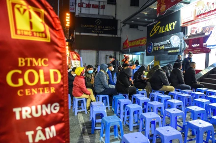[Ảnh] Xếp hàng từ tờ mờ sáng đợi mua vàng trong ngày vía Thần Tài đầu năm