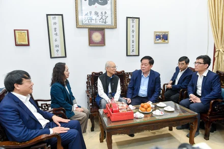 Trưởng Ban Tuyên giáo Trung ương Nguyễn Trọng Nghĩa đến thăm, chúc Tết Phó Giáo sư, Tiến sĩ Nguyễn Tất Thắng tại nhà riêng, sáng 5/2. (Ảnh: THÀNH ĐẠT)