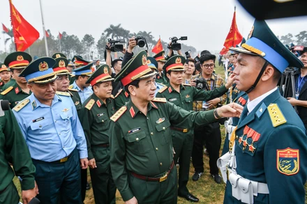 Đại tướng Phan Văn Giang kiểm tra trang phục các khối tham gia hợp luyện.