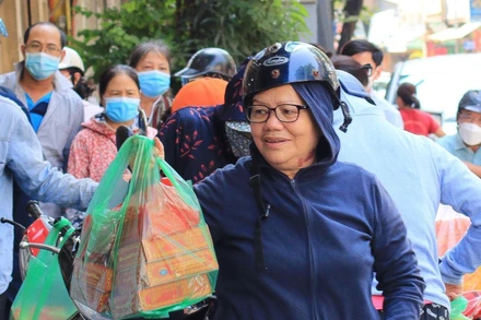 Thị trường bánh Trung thu Hà Nội: Nơi xếp hàng dài, nơi đìu hiu